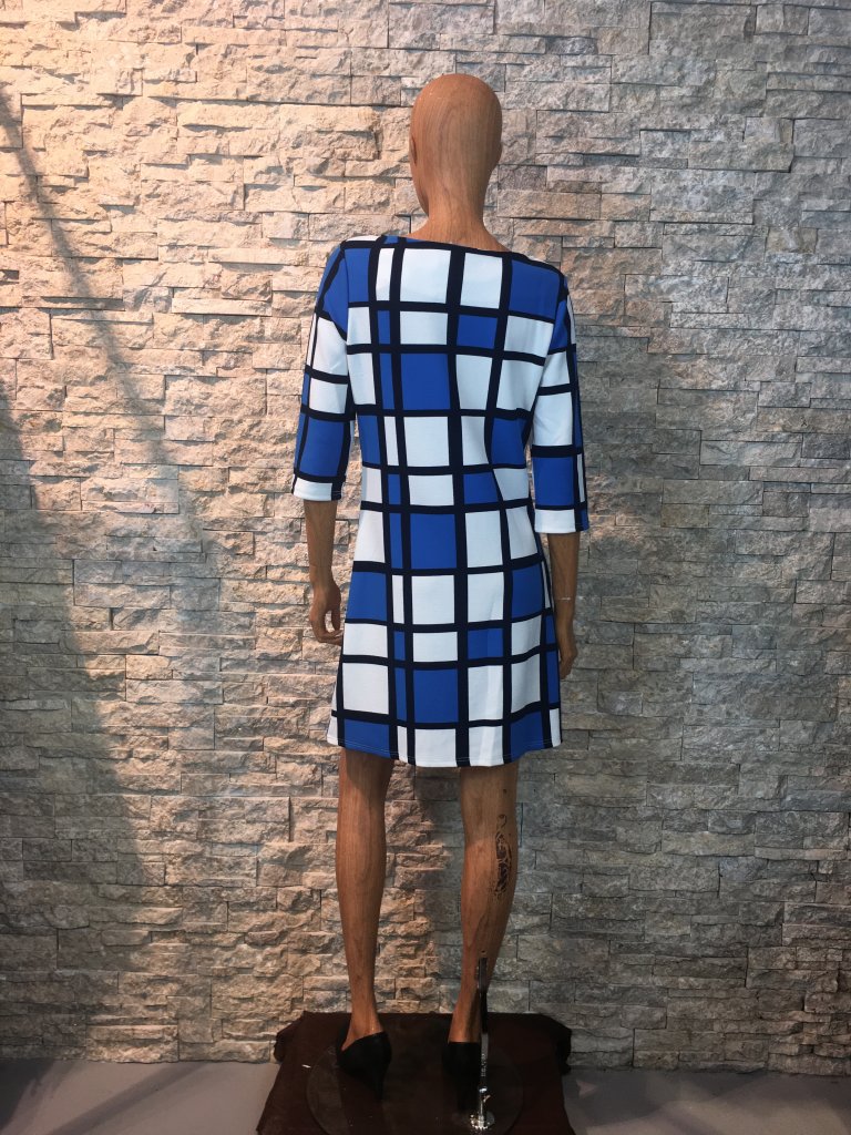 Blauw/wit/zwart winter jurk met blokjes print -Leona – Leder
