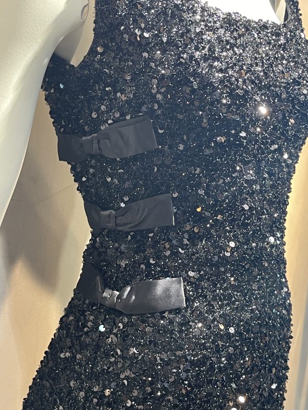 Zwarte korte glitter galajurk met strikdetails -Rimy - Afbeelding 2