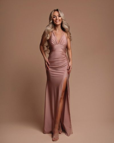 Roze glanzende galajurk met hoge split en V-hals -Tatiana - bestel bij BK Leder Roze glanzende galajurk met hoge split en V-hals -Tatiana