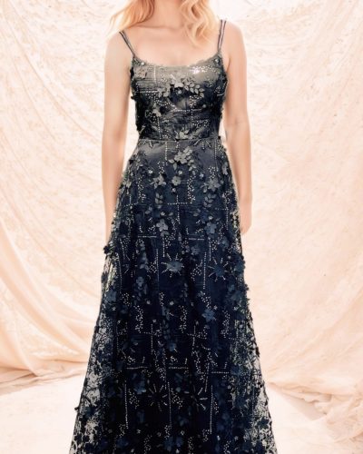 Zwarte galajurk met 3D-bloemenapplicaties -Orfia - bestel bij BK Leder Zwarte galajurk met 3D-bloemenapplicaties -Orfia