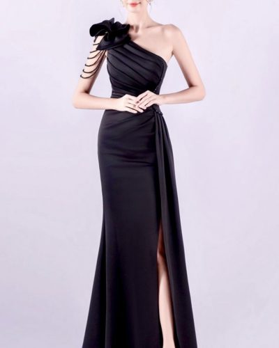 Zwarte one-shoulder galajurk met split -Lorah - bestel bij BK Leder Zwarte one-shoulder galajurk met split -Lorah